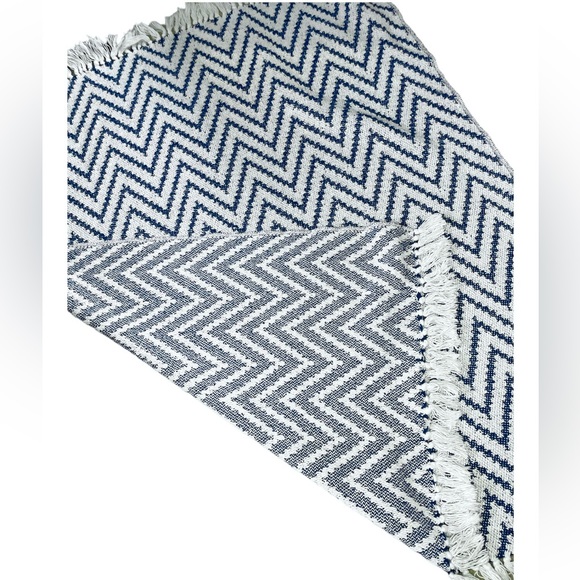 Navy / White Throw Blanket Chevron Print 3.6ft x 4.75ft - Picture 2 of 4